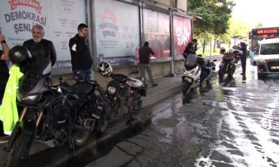 Motorcular yağmurdan köprü altına sığındılar