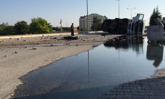 Motorin dolu tanker devrildi, yol adeta göle döndü