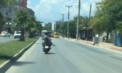 Motosiklet arkasında oturan kadından ‘pes’ dedirten davranış