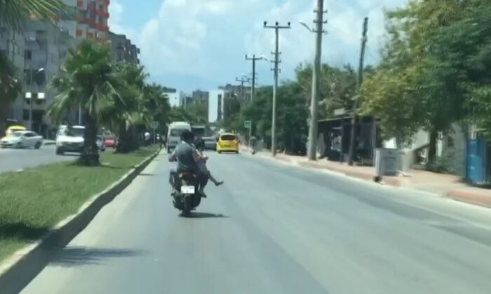 Motosiklet arkasında oturan kadından ‘pes’ dedirten davranış