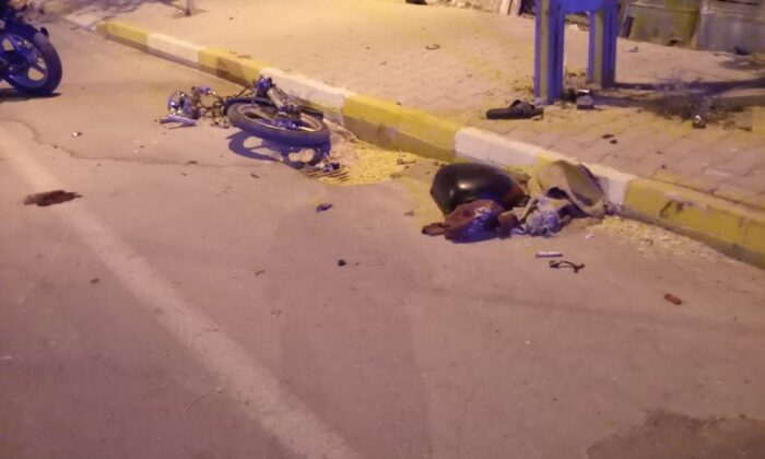 Motosiklet elektrik direğine çarparak parçalandı: 1 ölü