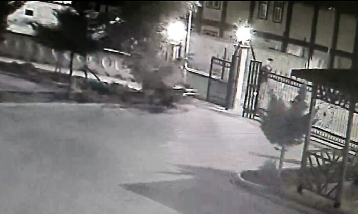 Motosiklet hırsızları güvenlik kamerasında