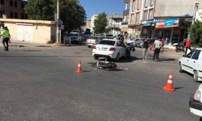 Motosiklet ile otomobil çarpıştı: 2 yaralı