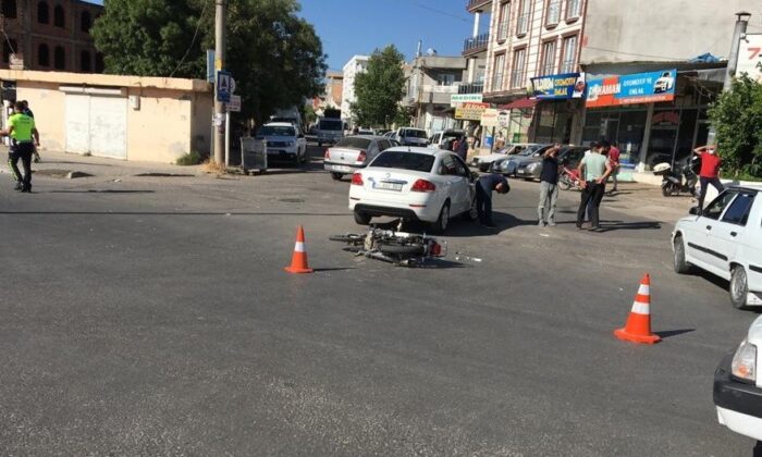 Motosiklet ile otomobil çarpıştı: 2 yaralı