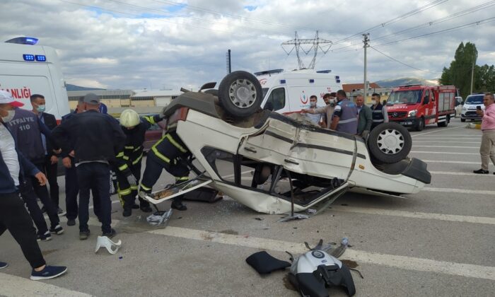 Motosiklet ile otomobil çarpıştı: 3 yaralı