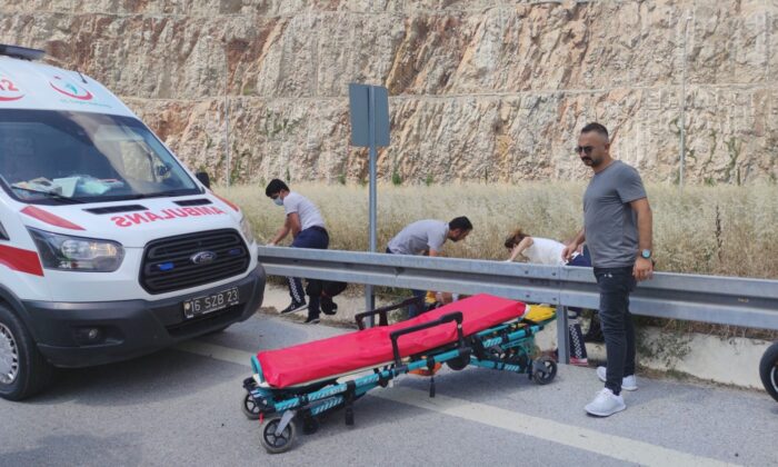 Motosiklet otoban girişinde bariyerlere çarptı