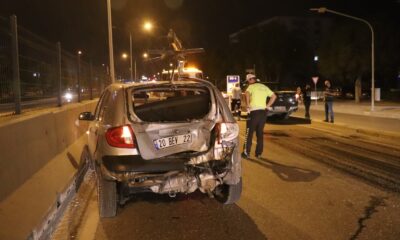 Motosiklet otomobile arkadan çarptı: 2 ağır yaralı