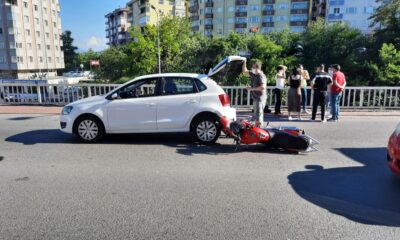 Motosiklet otomobilin altına girdi