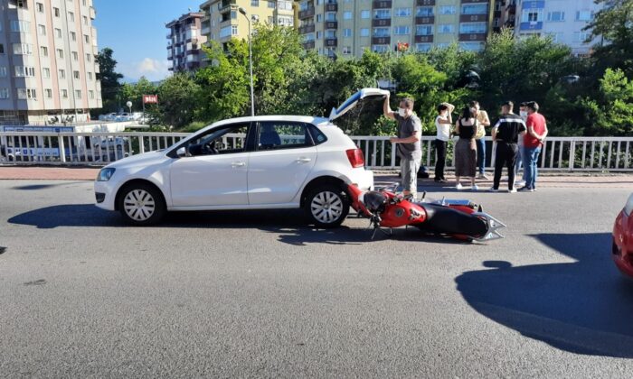 Motosiklet otomobilin altına girdi