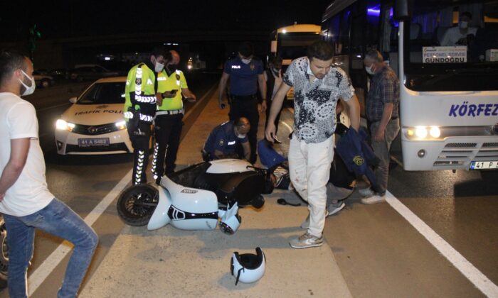 Motosiklet savruldu, sürücü ve arkadaşı yaralandı