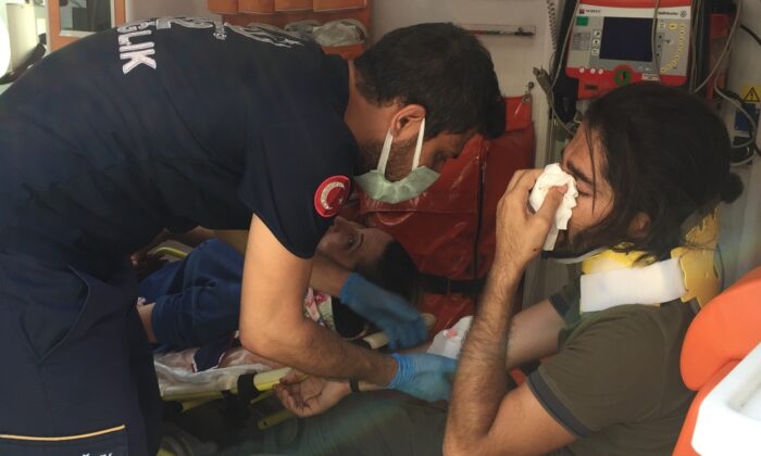 Motosiklet yayaya çarptı: 2 yaralı