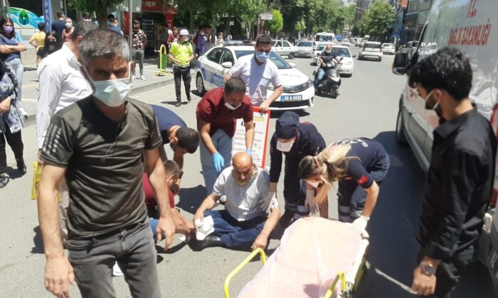 Motosiklet yayaya çarptı: 2 yaralı