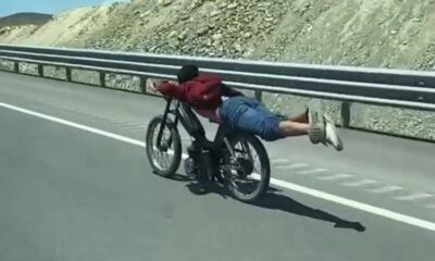 Motosikletin üstüne yatan sürücünün tehlikeli yolculuğu kamerada