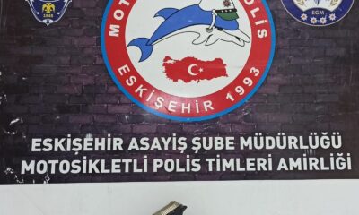 Motosikletli polislerin durdurduğu şahsın üzerinden tabanca çıktı