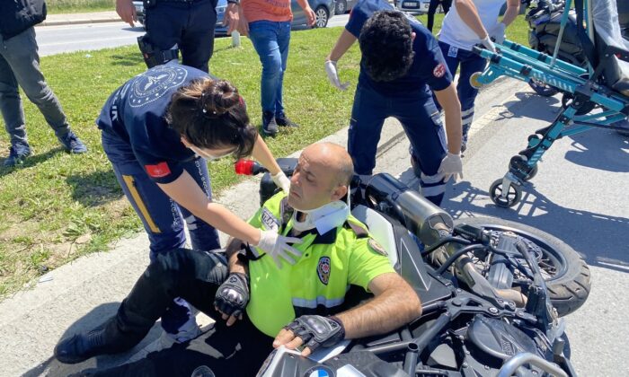 Motosikletli trafik polisi kazada yaralandı