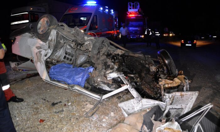 Muğla’da iki otomobil kafa kafaya çarpıştı: 1 ölü, 4 yaralı