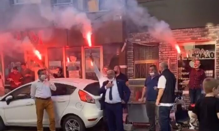 Muhtar seçilince çiftetelli oynadı