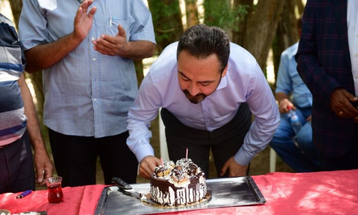 Muhtarlardan Başkan Gürbüz’e doğum günü sürprizi