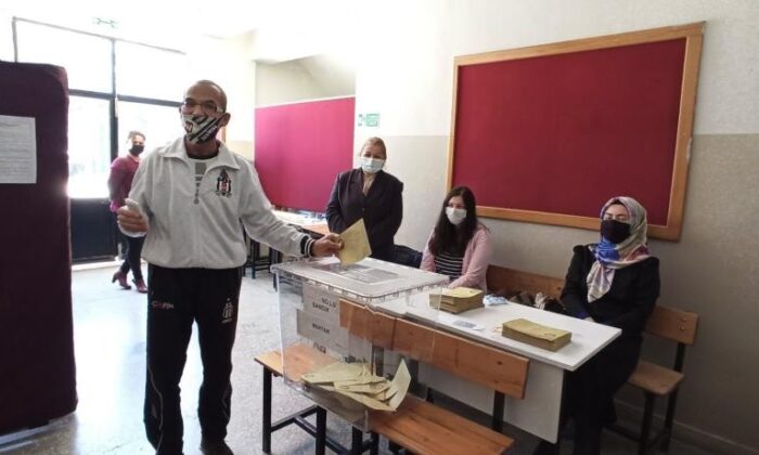 Muhtarları olmayan mahalleler yeni muhtarlarını seçti