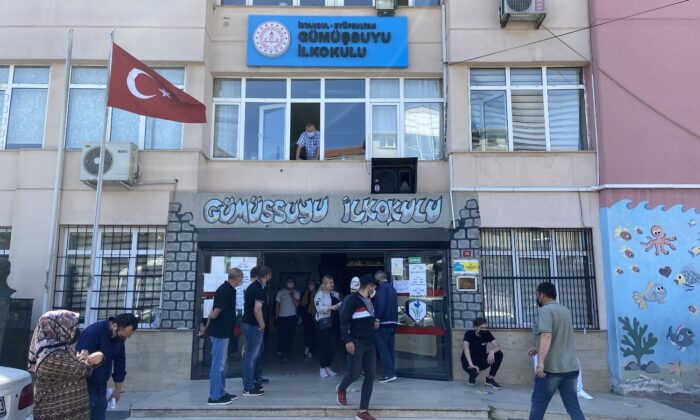 Muhtarlık seçiminde sayılan oylar İlçe Seçim Kuruluna götürüldü