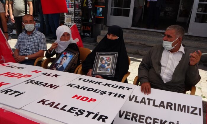 Muşlu annelerin HDP önündeki eylemi sürüyor