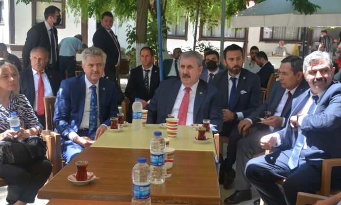 Mustafa Destici’den müsilaj yorumu: “Fabrikalar elektrik parasını ödememek için arıtma tesislerini çalıştırmıyorlar”