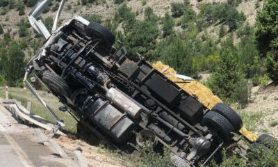 Nallıhan Mudurnu yolunda aman yüklü kamyon dereye uçtu: 1 yaralı