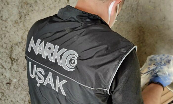 Narkotik ekipleri, hedefteki şüphelileri kıskıvrak yakaladı