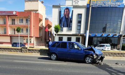 Nazilli’de otomobil refüje çarptı