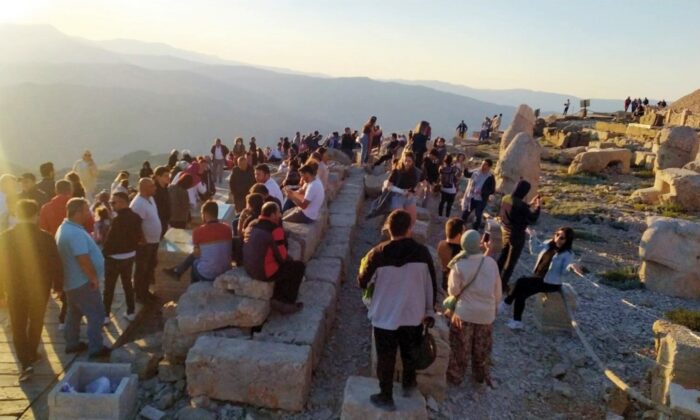 Nemrut Dağı’na turist akını