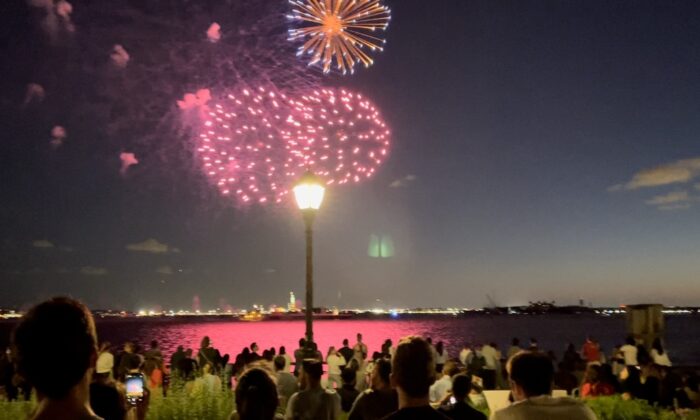 New York’ta COVID-19 kısıtlamalarının kaldırılışını coşkuyla kutladı