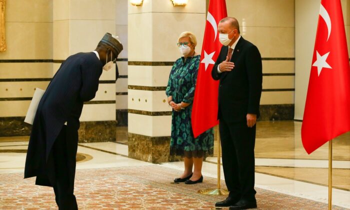 Nijerya Büyükelçisi Abba, Cumhurbaşkanı Erdoğan’a güven mektubu sundu