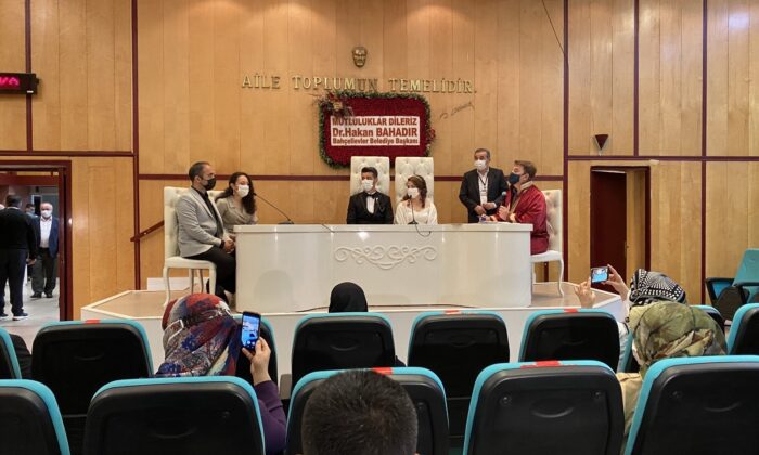 Nikahlar, davetliler huzurunda kıyılmaya başlandı