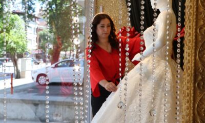 Normalleşmeyle birlikte gelinlikçilerde yoğun mesai başladı