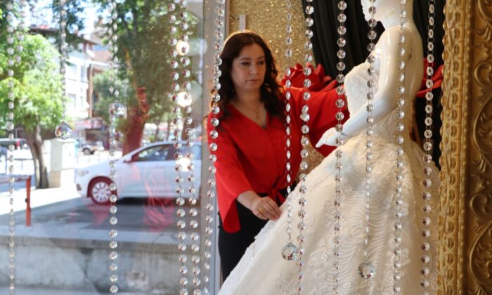 Normalleşmeyle birlikte gelinlikçilerde yoğun mesai başladı