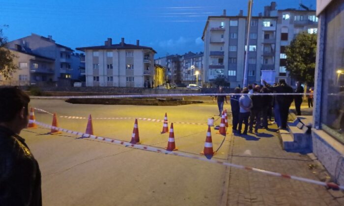 Obruk gibi çukur, mahalleliyi korkuttu