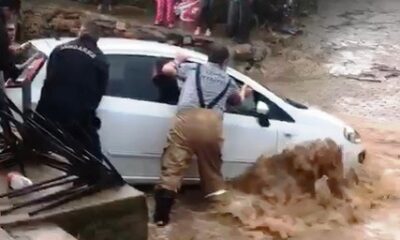 Ödemiş’i sağanak vurdu: Sel sularına kapılan bir araç kurtarıldı