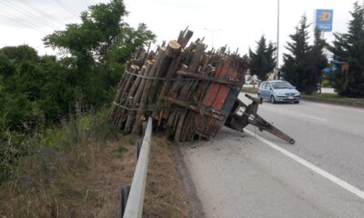 Odun yüklü römork yola devrildi