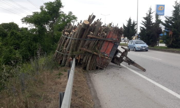 Odun yüklü römork yola devrildi