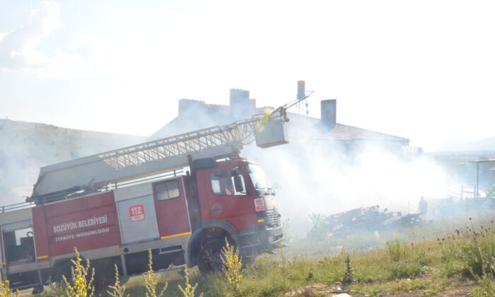 Odunlukta çıkan yangın evlere sıçramadan söndürüldü