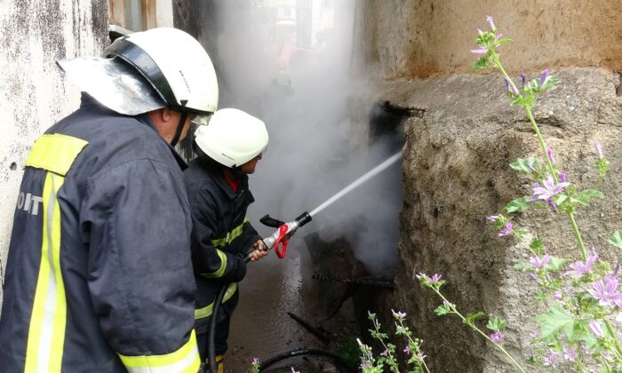 Odunlukta çıkan yangın korkuttu