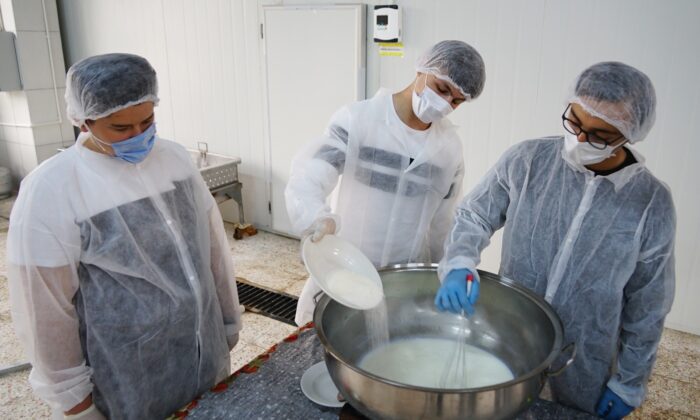 Öğrenciler, çiğ süte katma değer kazandırarak reçel haline getirdi