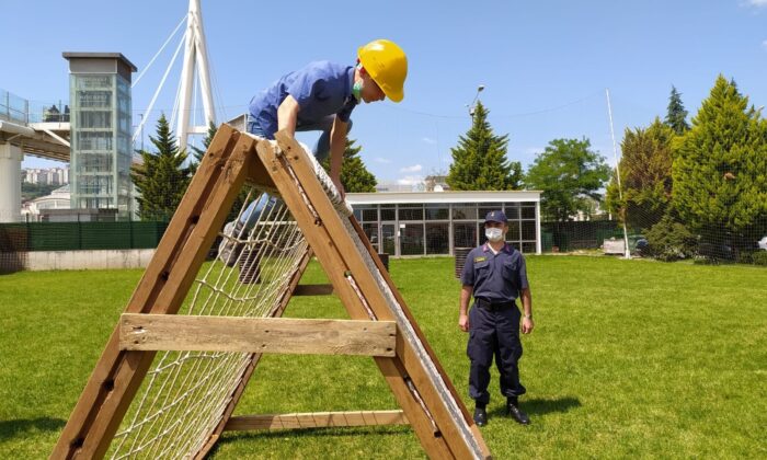 Öğrenciler komando parkurunda doyasına eğlendi