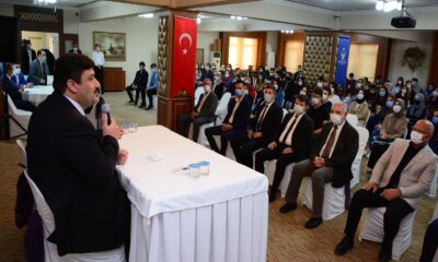 Öğretmen Başkan’dan üniversitelilere burs