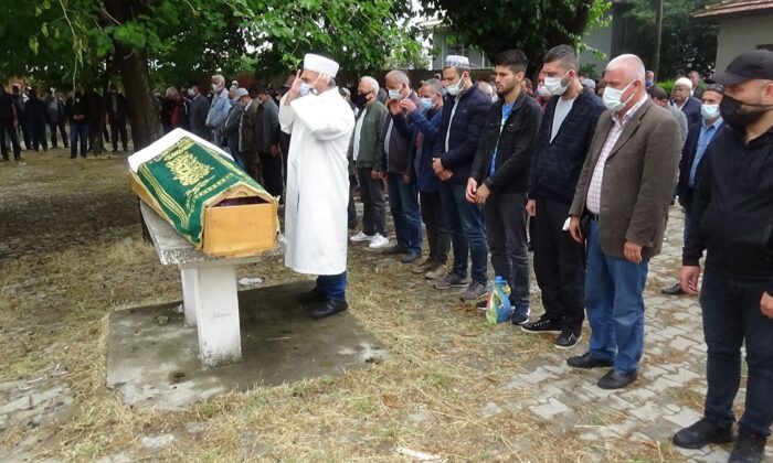 Oğulları tarafından öldürülen anne ve baba toprağa verildi