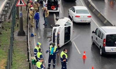 Okmeydanı bağlantı yolunda bariyerlere çarpan araç yan yattı