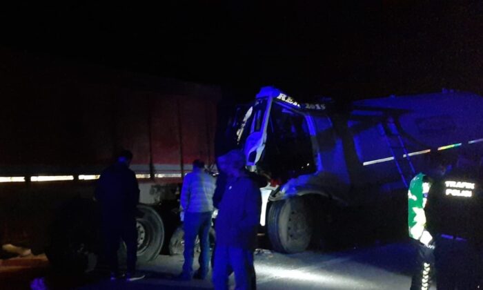 Oksijen gazı yüklü tanker kaza yaptı, yol trafiğe kapatıldı