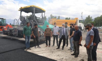 Okul bahçelerindeki tören alanları sıcak asfalt ile kaplanıyor