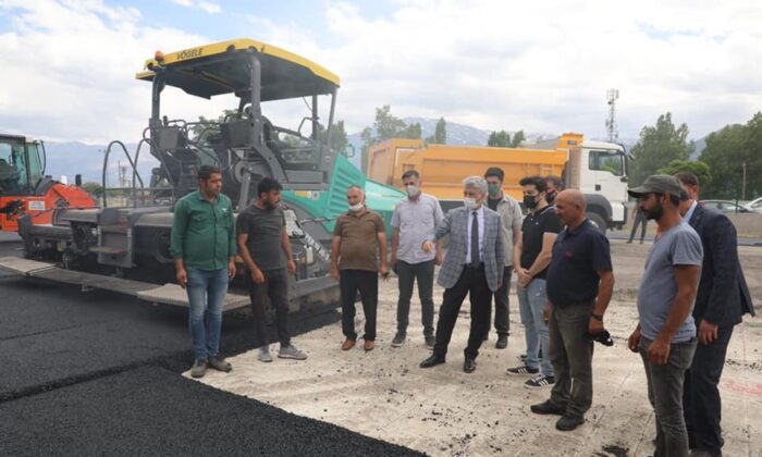 Okul bahçelerindeki tören alanları sıcak asfalt ile kaplanıyor