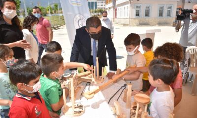 Okul öncesi öğrencileri el yapımı ahşap oyuncaklar ile sevindi